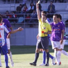 Pepe Alcaide trata de anticiparse al capitán Pelayo en un lance del partido jugado ayer en La Balast