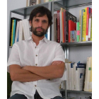 Pablo Fernández Ans. Pallozas de Campo del Agua en invierno y el mismo paisaje en verano. Abajo, esquema constructivo de las pallozas.