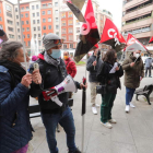 La plaza de Lazúrtegui fue ayer el escenario de la manifestación para reclamar la readmisión de los trabajadores de Bierzo Abierto. LDM
