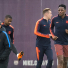 Yerry Mina y André Gomes, a la derecha, en un entrenamiento con el Barça