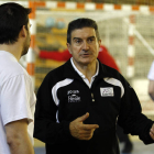 Manolo Cadenas durante uno de los últimos entrenamientos del Ademar en el Palacio de Deportes.