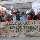 Los diferentes grupos en un momento de la concentración que celebraron frente a Botines