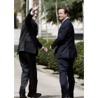 Rajoy y Cameron ayer, en los jardines de La Moncloa.