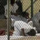 Imagen de hace unos días de un prisionero rezando en la base de Guantánamo, en Cuba