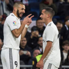 Benzema celebra con Lucas Vázquez el gol del delantero francés. RODRIGO JIMÉNEZ