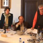 El Marqués de Griñón, sentado, durante la asamblea que se celebró en Villafranca.