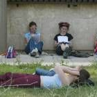 Jóvenes descansan y repasan apuntes durante las pruebas en la ULE