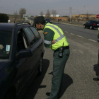 Dos agentes controlan un vehículo.