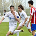 Santi Santos celebra el gol mientras corre hacia la afición de la Cultural, mayoritaria en la grada.