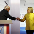 Bernie Sanders y Hillary Clinton se saludan al final del debate demócrata, el jueves en Milwaukee.