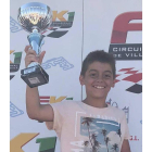Sergio levanta el trofeo como ganador en el circuito FK1. DL