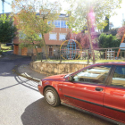La casa de Trabado al fondo y en primer término el coche, en sentido contrario al que se deslizó.