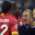 El entrenador Fatih Terim se dirige a Didier Drogba.