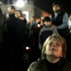 Una mujer llora por el Papa en la plaza de San Pedro de Roma tras conocer la muerte del Pontífice