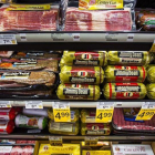 Salchichas y otros productos cárnicos en un supermercado.
