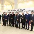 Los participantes en la conferencia, junto al alcalde. JESÚS F. SALVADORES