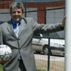 Miguel Martínez Fernández posa con el balón del Huracán, el equipo de fútbol de su municipio