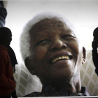 Nelson Mandela​ fue un abogado, activista contra el apartheid, político y filántropo sudafricano que presidió su país de 1994 a 1999.