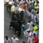 Los mozos corren junto a los toros, en el tercer día de encierros de las fiestas de San Fermín.
