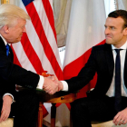 Trump y Macron se miran durante el estrecho apretón de manos que han protagonizado, el jueves en Bruselas.