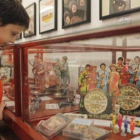 Un niño contempla una maqueta de la banda.