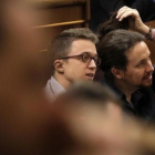 Pablo Iglesias se aregla la coleta mientras escucha el discurso de Sánchez.