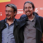 El secretario general de Podemos, Pablo Iglesias, y el candidato de En Comú Podem, Xavier Domènech, en el estreno de 'Ocho apellidos catalanes'.