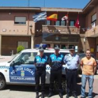 Los dos nuevos agentes, junto al jefe de Policía Local y el concejal de Seguridad, Julián Viñuela