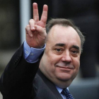 El primer ministro de Escocia, Alex Salmond, hace el signo de la victoria tras anunciar un referendo para el 2014, el pasado 11 de enero, en Edimburgo.