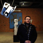 Conrado Zurdo ante varias de sus obras.