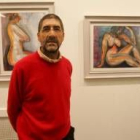 El artista junto a su obra, ayer en la Casa de Cultura de Ponferrada