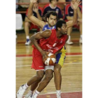 Barnes supera a Sanguino para intentar anotar en el aro de Ourense