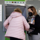 Imagen de dos mujeres ante un cajero automático de un banco. MARCIANO PÉREZ