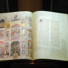 Imagen de la Biblia del Alba, pieza expuesta en una muestra sobre los sefardíes. LAUREANO VALLADOLID