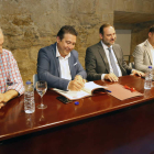 Llorente, Santos, Ábalos, Cendón y Morán, en la firma del acuerdo el 12 de julio de 2019. FERNANDO OTERO