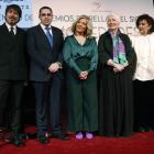 Mocedades, ayer, en la entrega del premio Estrella del Siglo, con el leonés José Miguel González, segundo por la izquierda. EDUARDO OYANA