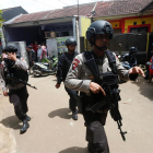 Policías indonesios llegan a una vivienda durante una operación antiterrorista en Tangeran del Sur.