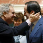 Enrique Múgica, saluda al persidente del Congreso, José Bono, en una foto de archivo.