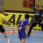 Vladi Cupara, que estuvo inmenso defendiendo la portería del equipo leonés, encara a un jugador esloveno antes de un lanzamiento de siete metros. DL