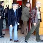 Francisco Fernández, en primer término, a la salida de la reunión en la sede del PSOE de Valladolid