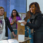 Cristina Fernández de Kirchner, en el momento de depositar su voto en Río Gallegos, este domingo.