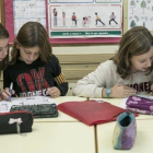 Estudiantes de la Escola del Mar de Barcelona hacen los deberes en el colegio.