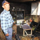 El padre del propietario de la casa afectada, en el interior del salón, el foco del fuego.