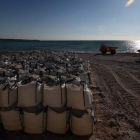 Toneladas de arena para preparar la playa de cara a la temporada estival. SEBASTIEN NOGIER