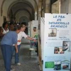 Un grupo de jóvenes contemplaban ayer una exposición del festival