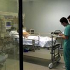 Los médicos pasan visita en la Unidad de Vigilancia Intensiva de Pediatría de un hospital madrileño