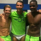 Cristiano Ronaldo posa junto a Adrien Silva y William Carvalho tras la victoria del Real Madrid ante el Sporting de Portugal.