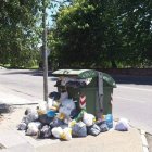 Aspecto que mostraba ayer un contenedor cerca del parque de Quevedo, en León capital.