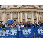 Silvano, segundo por la derecha del paraguas azul en la recepción del Papa.