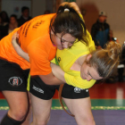Mónica Matía, al frente del peso superior, y Pau Fernández intentándolo hasta el final.